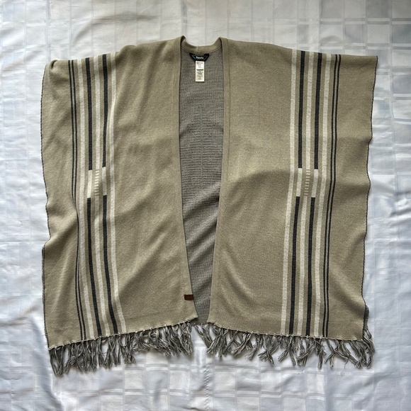 Roots Canada Grey Knit Frill Bottom Drape Poncho with Maple Leaf Detail - Picture 4 of 13